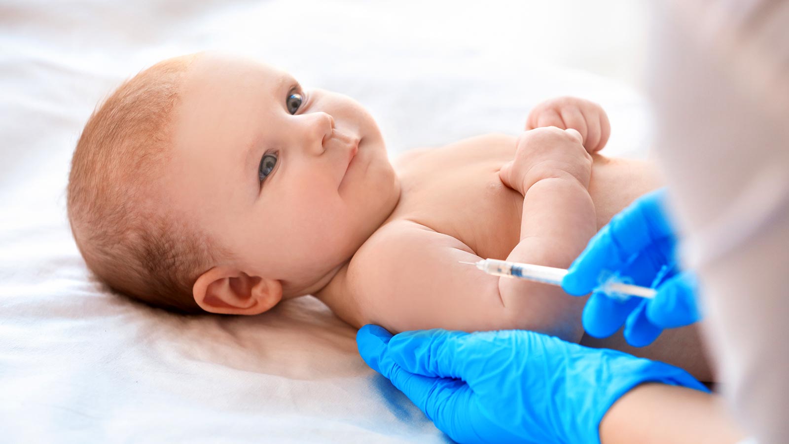 Enfermera vacuna a un bebé